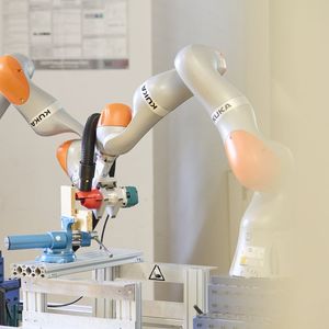 Kooperierende, physisch gekoppelte Industrieroboter ermöglichen Fertigungsaufgaben auf Werkzeugmaschinen-Niveau. IRS (KIT) und FZI haben dafür ein Regelungssystem entwickelt: Es koppelt zwei Roboter, verteilt Kräfte optimal und reduziert Verspannungen – für hohe Präzision. Ein Demonstrator zeigt Biegen und Fräsen mit Werkzeugwechsler. Ergänzend entsteht eine KI-basierte, intuitive Bedienschnittstelle. Ziel: breiter Einsatz in vielen Prozessen, auch in KMU.(Bild:  KIT)