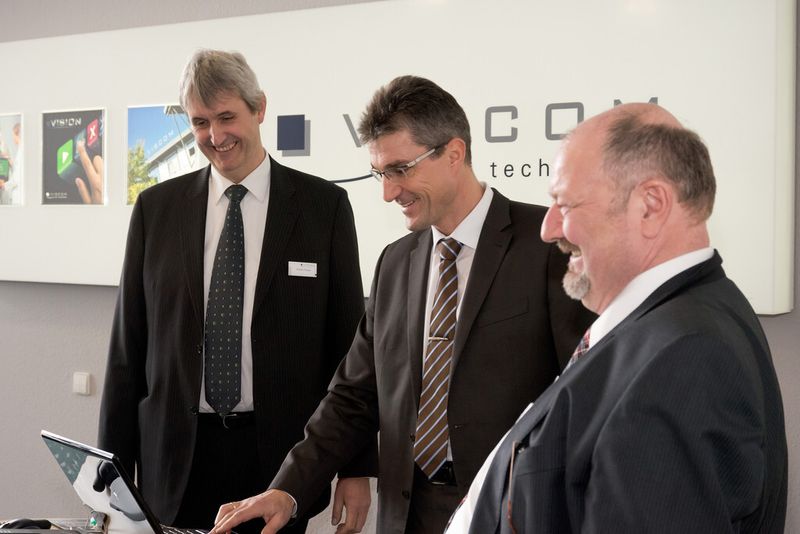 Volker Pape, Vorstand Viscom AG, und Michael Mügge, Vertrieb Viscom AG, begrüßen den Bundesligaschiedsrichter Knut Kircher, der den Auftraktvortrag hielt. (Bild: Viscom)