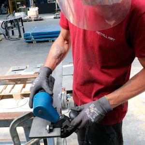 Trumpf-Kantenformer anschalten, eintauchen und mit leichtem Druck führen ...  (Bild:  Trumpf)