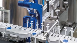 Fünf Pipetten werden jeweils auf einen Mover des Beckhoff-Transportsystems geladen. (Bild: Frieder Daubenberger)