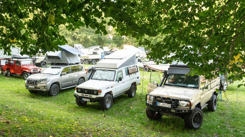 In Deutschland wird derzeit ein Modell angeboten: der J15, in Deutschland einfach nur Land Cruiser genannt (in Österreich Land Cruiser 300, im Rest der Welt Land Cruiser Prado oder Prado). Zudem wird seit 2021 der in der Europäischen Union nicht angebotene Land Cruiser 300 offeriert. Außerdem wird der J7 nach einem Facelift 2007 weiterhin produziert, vornehmlich für Afrika und Australien.  (Bild: Toyota)