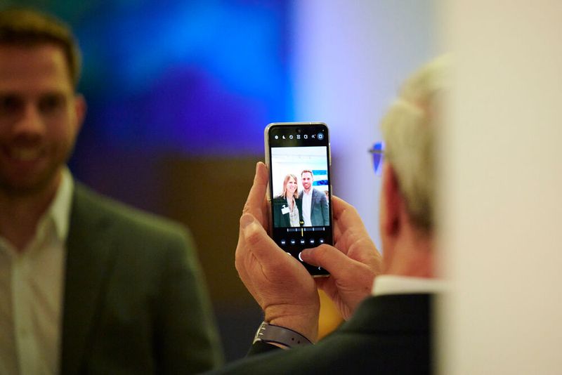 Impressionen vom ELEKTRONIKPRAXIS Frühlingsfest 2023 im Ketterer Kunst mit der Verabschiedung von Johann Wiesböck.  (Bild: © EYE AM CHRIS)