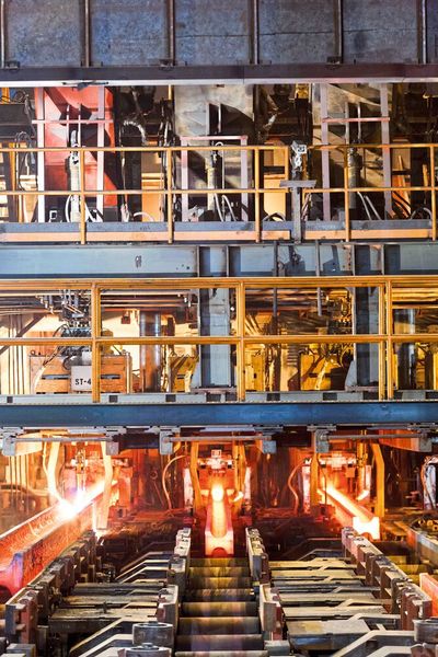 Vorblöcke am Ausgang der Stranggiessanlage, direkt nach der Brennschneidemaschine. (Bild: SMS group SMS Concast AG)