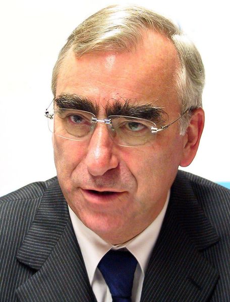 Ende 2008 verpflichtete Siemens dann den ehemaligen deutschen Finanzminister Dr. Theo Waigel (CSU) als „Compliance-Monitor“. (Bild: Direktanlage.at)