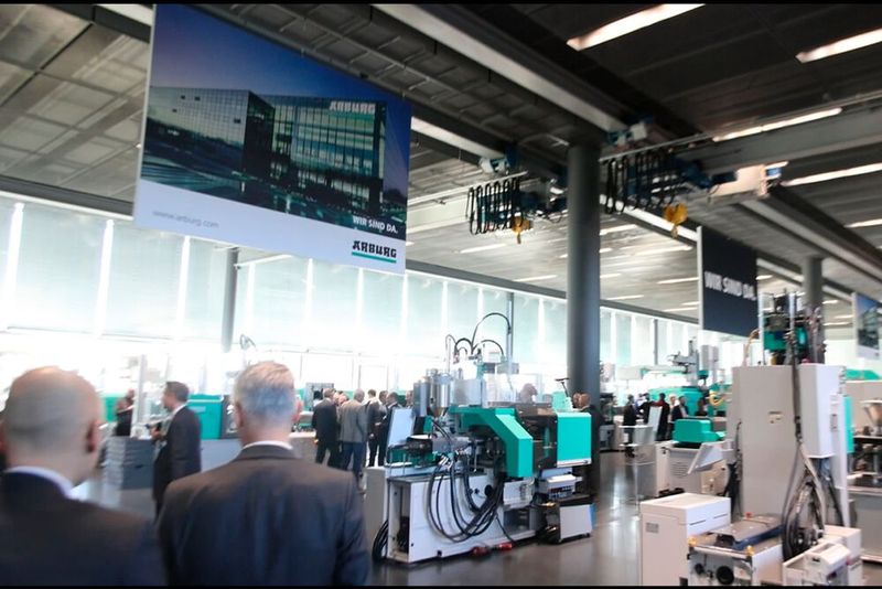 Zu den Technologietagen bei Arburg kommt die internationale Fachwelt aus dem Bereich der kunststoffverarbeitenden Industrie zusammen. Der Hersteller bietet einen umfassenden Einblick in sein gesamtes Produkt- und Lösungsportfolio. Im Fokus stehen nnovative Verfahren, effiziente Automation und digitale Mehrwert-Services.(Bild:  Maschinenmarkt)
