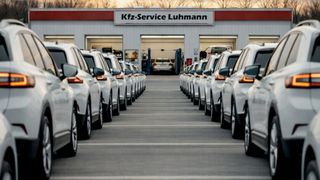 Freie Werkstätten sind im Flottengeschäft noch wenig aktiv, obwohl es attraktive Umsatzchancen bietet – jetzt heißt es schnell zu sein. (Bild: Dall-E / KI-generiert)