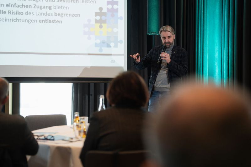 Fokus auf MEDI:CUS: Projektleiter Alexander Becker (Ministerium des Inneren, für Digitalisierung und Kommunen Baden-Württemberg) sprach über das baden-württembergische Vorzeigeprojekt und machte klar: „Wir kommen an einer Cloudifizierung nicht vorbei.“ (Bild: Manuel Emme)