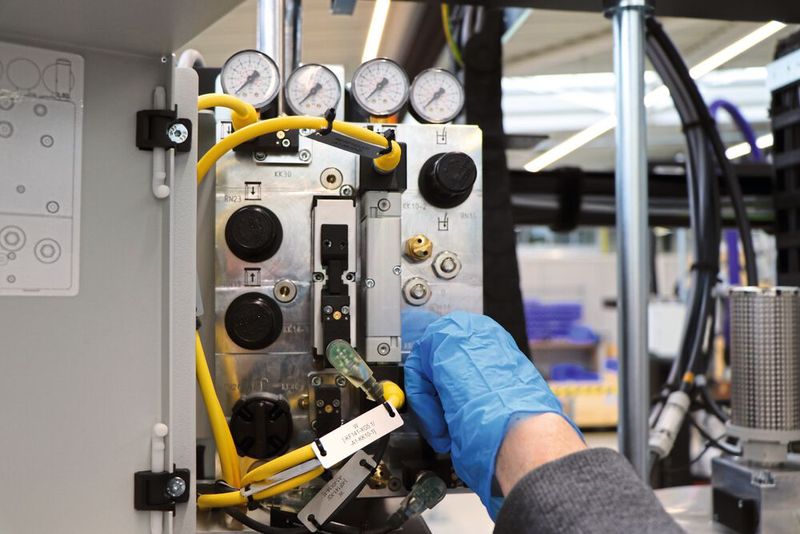 Um im rauen industriellen Umfeld teure Produktionsausfälle zuverlässig zu vermeiden, verzichtet  die Kompaktsteuerung auf eine problemanfällige Verschlauchung. Zudem spart die robuste Konstruktion Platz, da keine Einhausung in einem Schaltschrank notwendig ist. (Bild: Atlas Copco)