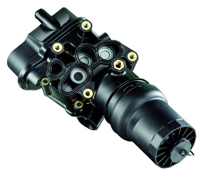 Dieses Ölmodul besteht fast vollständig aus dem Vollkunststoff Polyamid 66 GF 35: Nur die Ventile und  Buchsen sind noch aus Metall gefertigt. Bild: Mann + Hummel (Archiv: Vogel Business Media)