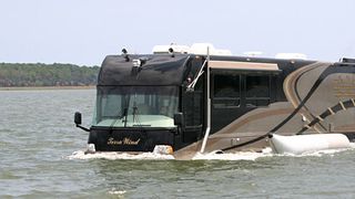 In Amerika darf vieles eine Nummer größer sein – und verrückter. Wieso also nicht ein schwimmendes Wohnmobil konstruieren? (Foto: Terra Wind)