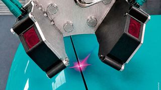 Die beiden Lichtschnittsensoren „VMT LineRunner“ sieht man hier in Aktioin. Sie sind in einer Doppelkopfanordnung in etwa rechtwinklig zueinander montiert. Dadurch können beide Sensoren jeweils unter etwa 45° in den Spalt hinein messen. (Bild: Polyplan)