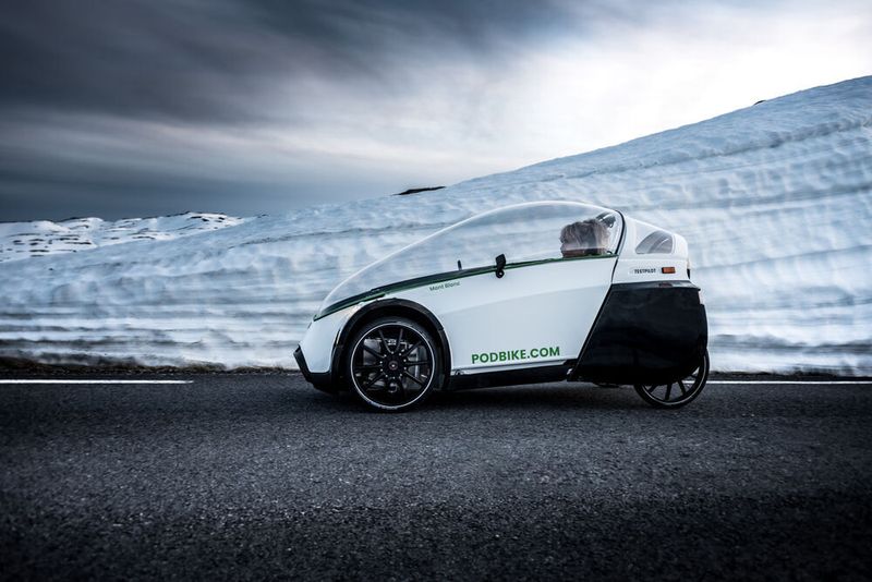 Das Prinzip des Frikar-E-Bikes ähnelt dem eines Velomobils – es hat vier Räder statt zwei, und bietet einen Wetterschutz. Angetrieben wird es durch den Tritt in die Pedale, eine elektrische Unterstützung schaltet sich bis zu einer Geschwindigkeit von 25 km/h hinzu.  (Podbike / Kenneth McDowell)