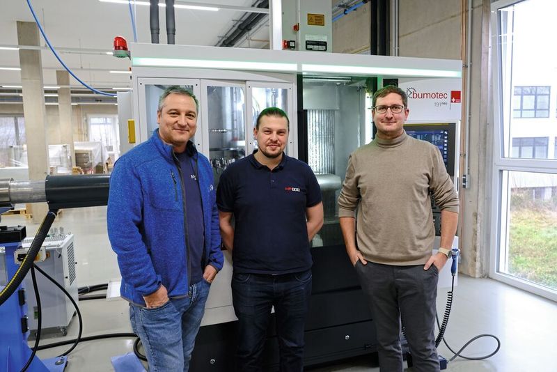 Zeigen sich hochzufrieden mit der Leistungsfähigkeit des neu entwickelten Werkzeugs: Mate Bekavac, Leiter CNC-Fertigung bei Bacher Medizintechnik, Julian Reck, HPTec-Key-Account-Manager, und Andreas Bacher aus der Geschäftsführung von Bacher Medizintechnik (v. l.).  (Bild: HPTec GmbH)