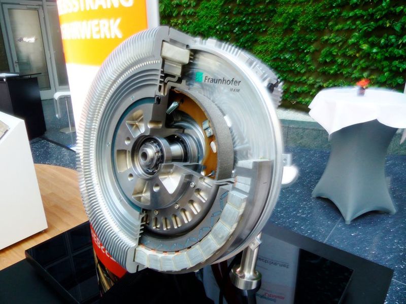 Für die Wicklung des Elektromotors werden die vom Fraunhofer IFAM entwickelten gegossenen Spulen mit maximalem Nutfüllgrad eingesetzt, die zur Minimierung von Rohstoffkosten und Gewicht in Aluminium ausgeführt werden. (S. Häuslein/konstruktionspraxis)