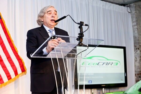 Dr. Ernest Monitz bei seiner Begrüßungsrede anlässlich des Starts der EcoCAR 3 Competition  am 24. April 2014 in der Longview Gallery (Bild:  U.S. Department of Energy)