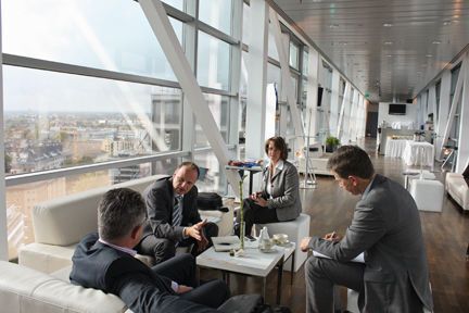 Partner nutzten die kurzen Pausen auch für Gespräche mit Vertetern aus der Distribution. (Archiv: Vogel Business Media)