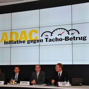 Der Schaden, der jährlich in Deutschland durch Tachobetrug angerichtet wird, hat laut ADAC-Präsident Peter Meyer (2. v. r.) mit ungefähr sechs Milliarden Euro gewaltige Ausmaße angenommen.(Foto:  Dominsky)