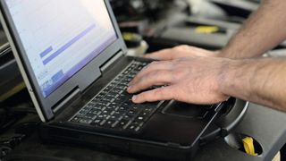 Die EDV-Programme der Großhändler sind auf die Bedürfnisse der Freien Werkstätten zugeschnitten. Auf dem mobilen PC ist das Dealer-Management-System mit den Prüfgeräten in der Werkstatt vernetzt. (© industrieblick - Fotolia)