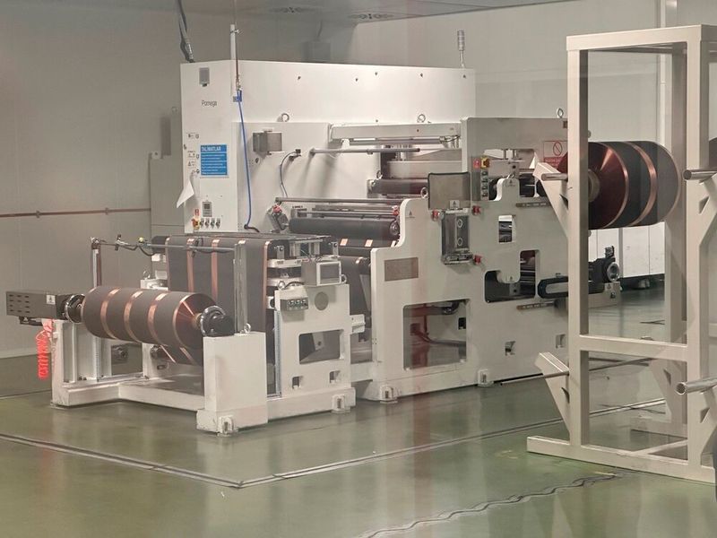 Mit so einem System aus Walzen (Kalander) werden Batteriematerialien in einem der Prozesse zur Batteriefertigung verdichtet. (Bild: Th. Isenburg)
