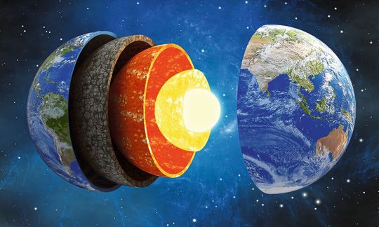 In der Übergangszone zwischen oberem (braun) und unterem Erdmantel (orange) gibt es erhebliche Mengen Wasser, das im Gestein gebunden ist. (Bild:  Destina - stock.adobe.com)