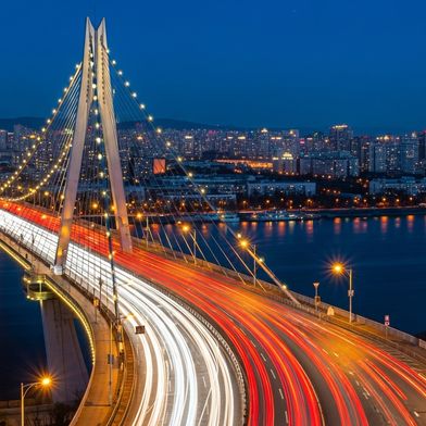 Der neue „Jiangyin-Jingjiang-Tunnel“ soll eine Brücke über den Jangtsekiang in der Provinz Jiangsu entlasten. Der sechsspurige Autobahntunnel ist 6,4 Kilometer lang und soll noch in diesem Jahr eingeweiht werden. (Bild: © malik – stock.adobe.com / KI-generiert)