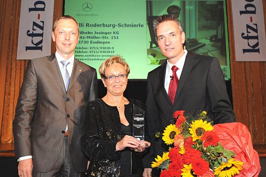 Beifall und Blumen für Elli Roderburg-Schnierle von der Wilhelm Jesinger KG in Esslingen. Die Geschäftsführerin des Mercedes-Benz-Servicebetriebs ist Unternehmerin des Jahres 2009. (Archiv: Vogel Business Media)