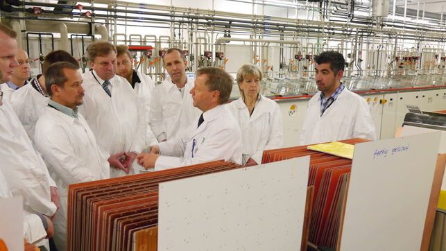 Die Besucher konten sich aus eigener Anschauung mit der modernen Leiterplattenproduktion in Gornsdorf vertraut machen. (Bild: Kieshauer/KSG Leiterplatten)