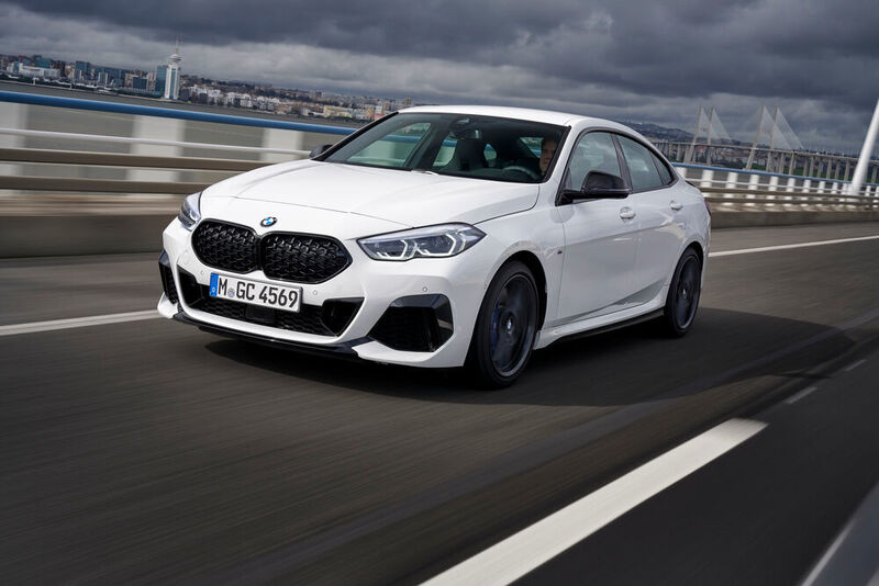 Riesige Luftöffnungen prägen die Frontansicht des M235i – der Topvariante der Modellreihe. (BMW)
