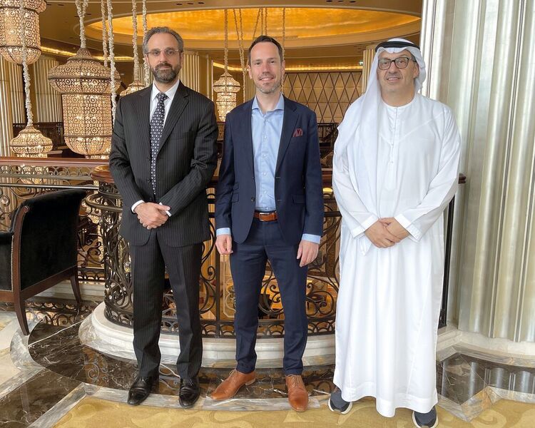 Die neuen Managing Partner des Joint Ventures Hydrogenious LOHC Emirates (von links nach rechts): Karim Attie (zudem CEO von ESCO), Rafael Schmidt (auch Head of Business Development bei Hydrogenious LOHC Technologies) und Jamal Al Ramahi. (Hydrogenious LOHC Emirates)