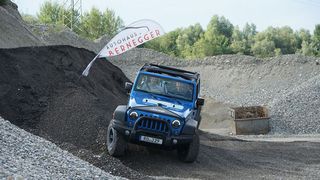Mit vielen Kundenevents schafft das Autohaus Bernegger eine langfristige Bindung der Kunden. So ist man mit der Kundschaft in der lokalen Kiesgrube unterwegs, ... (Bild: Autohaus Bernegger)