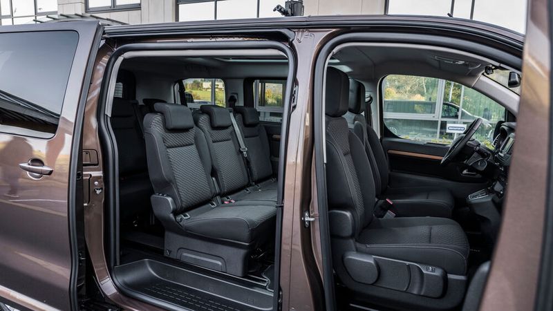 Der Proace ist auch in einer Shuttle-Variante erhältlich. Dann beginnt die Preisliste bei 58.530 Euro. Der Transporter ist mit einem Startpreis von 41.947 Euro deutlich günstiger. (Bild: Toyota)