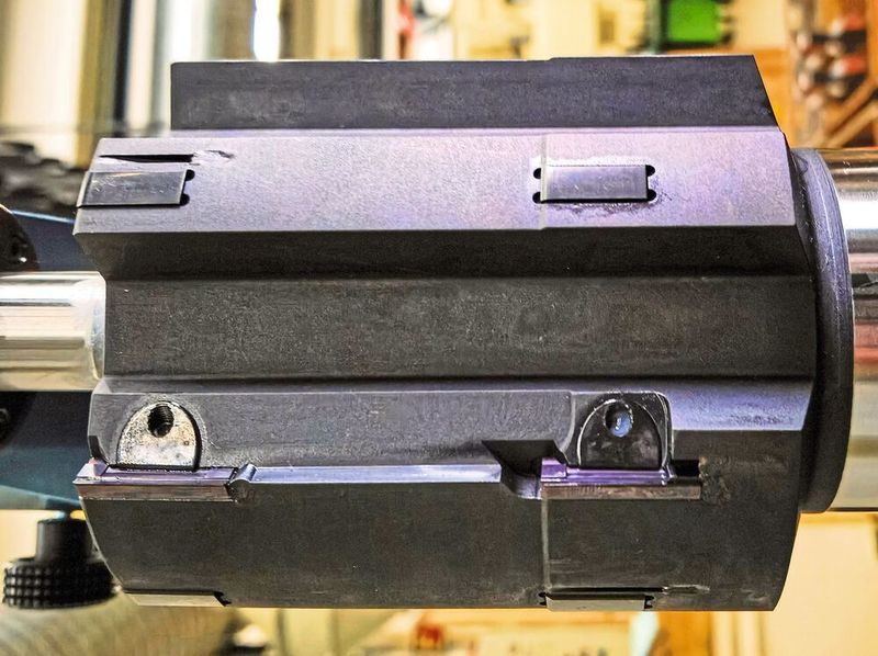 Im vorderen Bereich weist das Werkzeug zwei Wendeschneidplatten für die Durchmesser 99 und 98 Millimeter auf. Beide Platten können radial und im Winkel zur Längsachse eingestellt werden.  (Mapal)