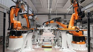 Kuka macht die Roboterproduktion der Zukunft mit seinem Smart Production Center live erlebbar. Hier wissen auch die Automated Guided Vehicles, wann sie welches Werkzeug in die entsprechende Zelle liefern müssen. (Kuka)