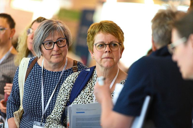 Die Aussteller sind mit ihrem Fachwissen für Diskussionen und Erläuterungen am Stand bestens vorbereitet. Ein direkter und unkomplizierter Austausch gehört zu den wichtigsten Besuchsgründen der LAB-SUPPLY.   Mehr Infos zu den kommenden LAB-SUPPLY-Messen finden Sie auf www.lab-supply.info (Bild: Stefan Stark)