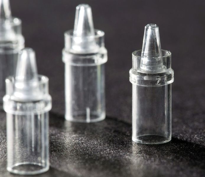 Diese filigranen Nadelhalter, wie sie im Rahmen der kommenden Fakuma auf einer Engel e-victory 170/80 gefertigt werden, sind mit einer Sollbruchstelle versehen, die es unmöglich mache, Einwegspritzen mehrfach zu verwenden. (Engel)