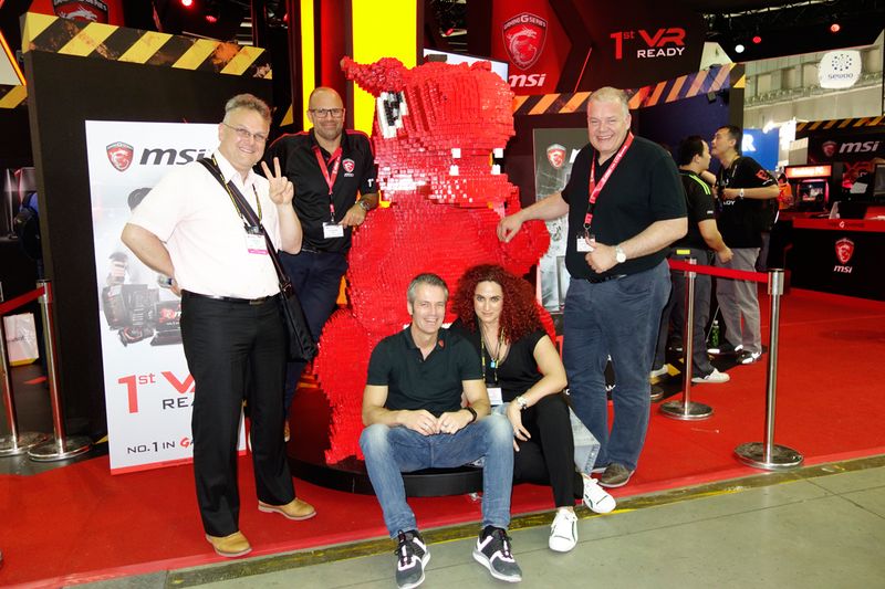 Wir haben fertig - der Lego-Drache steht, (v. l.) René Grau, MIFcom, Frank Markert und Dirk Neuneier, MSI, Besa Agaj, ITB, und Dirk Schnieders, MSI. (Bild: IT-BUSINESS)