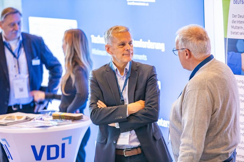 Gerade der fachliche Austausch unter den Schraubexperten untereinander ist das, was die Regionalmesse Schraubtec ausmacht. (Bild: Amelie Jehmlich/ART n Photo)