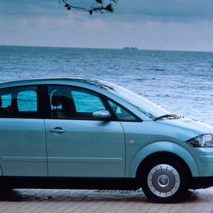 Der 3-Liter-A2 unterscheidet sich in diversen Punkten von den anderen A2. Zum Beispiel in Form eines automatisierten Getriebes, das hydraulisch über einen Gangsteller betätigt wird. Dabei ist das Steuergerät auf ein möglichst frühes Schalten programmiert. Im zuschaltbaren Eco-Modus wird beim Gas-Wegnehmen automatisch in den Freilauf geschaltet, um keine Energie durch Motorbremswirkung zu verlieren. Zusätzlich wird auch die Start-Stopp-Automatik aktiviert, die nach vier Sekunden Stillstand den Motor abstellt. Beim Wechsel in den Automatikmodus wird automatisch auf Eco-Modus umgeschaltet, wodurch zusätzlich ein sparsameres Motormanagement mit maximal 33 kW Leistung aktiviert wird. Es ist aber auch möglich, mittels Tiptronic-Schaltgasse die Gänge manuell zu schalten. (Bild:  Audi AG)