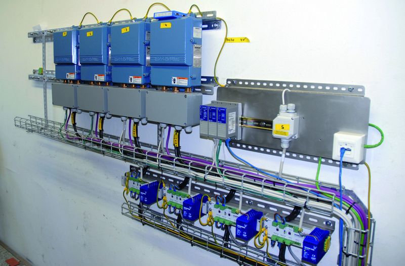 Da die integrierten Power Conditioner der Rosemount-Schnittstellen (o.l.) nicht stark genug waren, versorgen jetzt externe Turck Power Conditioner die FF-Stränge. (Archiv: Vogel Business Media)