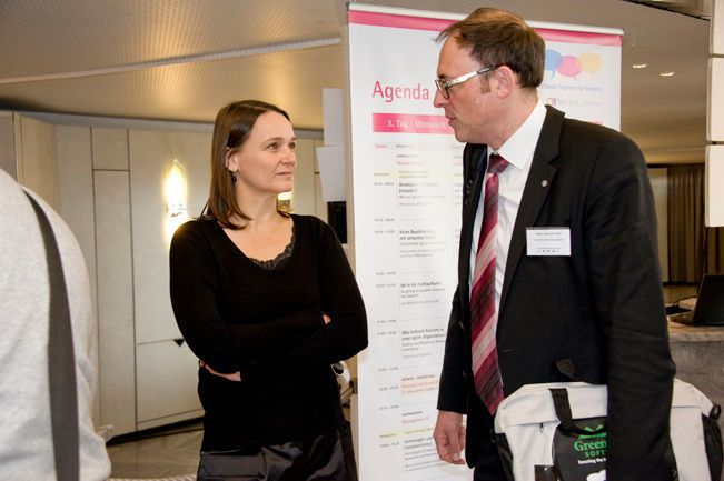 Ein Moment für ein ruhiges Gespräch: Martina Hafner, ELEKTRONIKPRAXIS, und der Security-Experte Professor Jans-Joachim Hof, einer der Preisträger des Best Speaker Awards. (Elisabeth Wiesner)
