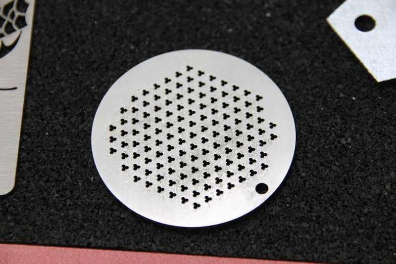 ....eine 2 mm dicke Filterscheibe aus Edelstahl, mit ineinander verschlungenen 0,8-mm-Löchern..... (Bild: Königsreuther)
