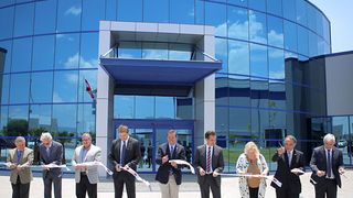 Werkseröffnung in Silao/Mexiko (v.l.n.r.): Luis Quiroz (Director GTO Porto Interior), Friedrich Steinecker (WKO Außenhandelsdelegierter), Juan Antonio Morales Maciel (Bürgermeister Silao), Armin Schaller (Geschäftsführer ZKW Holding), Miguel Marquez Marquez (Gouverneur Guanajuato), Oliver Schubert (CEO ZKW Group), Eva Hager (österreichische Botschafterin), Guillermo Romero Pacheco (Wirtschafts-sekretär) und Alfred Macher (ZKW Werksleiter). (Foto: ZKW)