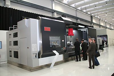 Bis die erste CTX-delta Maschine im Oktober geliefert wird, setzt DMG die Mori NT 6600, die mit der DMG CTX-delta 6000 TC mechanisch baugleich ist, im Vorführzentrum in Bielefeld ein. (Archiv: Vogel Business Media)