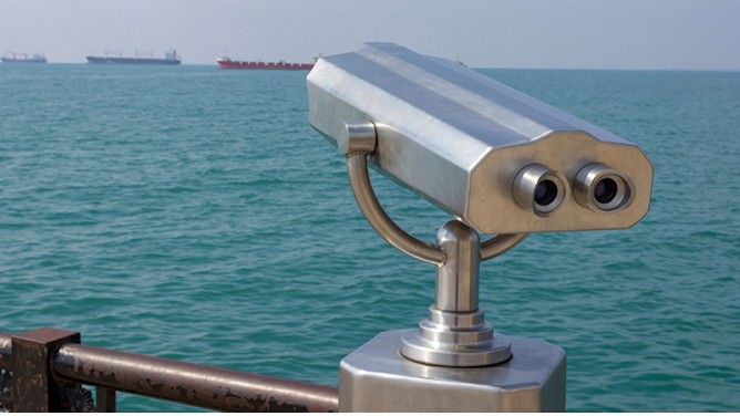 Bild 1: Mit der mGuard Secure Cloud und der mGuard-Produktfamilie bietet Phoenix Contact sichere Lösungen zur Fernwartung maritimer Systeme.(Bild:  Etka@shutterstock.com)