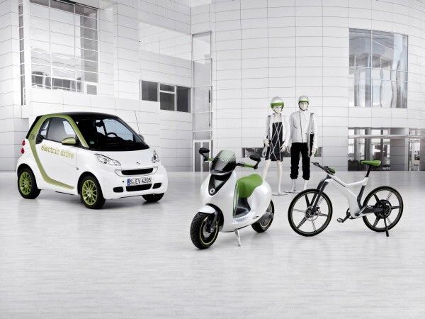 smart fortwo electric drive, smart ebike und smart escooter: Intelligente Lösungen für lokal emissionsfreie Mobilität in der Stadt, erstmals präsentiert auf dem Automobilsalon Paris 2010 (Bild: Daimler AG)