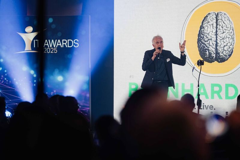 Bevor die Preisträger von IP-Insider, Security-Insider und Storage-Insider auf die Bühne kommen, setzt erst der Rückwärtssprecher, Autor und Entertainer Bernhard Wolff an, die kreative Kraft der versammelten Gehirne zu entfesseln. (Bild: Manuel Emme Fotografie)