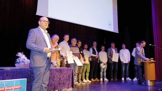 Obermeister Dieter Burkhart (r.) wurde von der Versammlung wiedergewählt. Er kündigte die Vergabe der ersten drei Stipendien der Innung Mittelbaden an. Links: Geschäftsführer Ruben Schäfer. (Bild: Zietz - VCG)