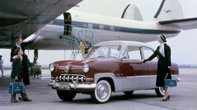 Aus Köln für die Welt – Die Ford-Modelle Taunus 12 M und 15 M trugen die Weltkugel an der Kühlerfront und boten in den 1950er Jahren bezahlbaren automobilen Schick.  (Bild: Ford)