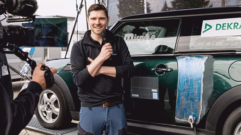 Leonard Jurisch vom Werkstattausrüster Carbon setzte während der WKST die Seitenwand eines Mini der Baureihe R56 instand, statt sie zu erneuern. Die hierfür nötigen Arbeitsschritte erklären wir in diesem Artikel.(Bild:  Stefan Bausewein)