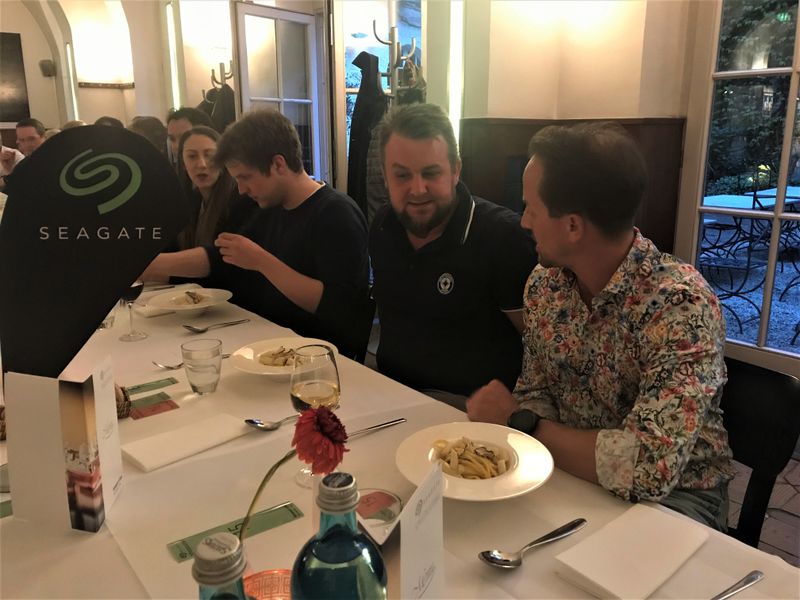 (r.) Sascha Bosen, Seagate, und Sebastian Kracinski, S&K, lernen sich durch das Speedeating näher kennen. (Bild: S&K)